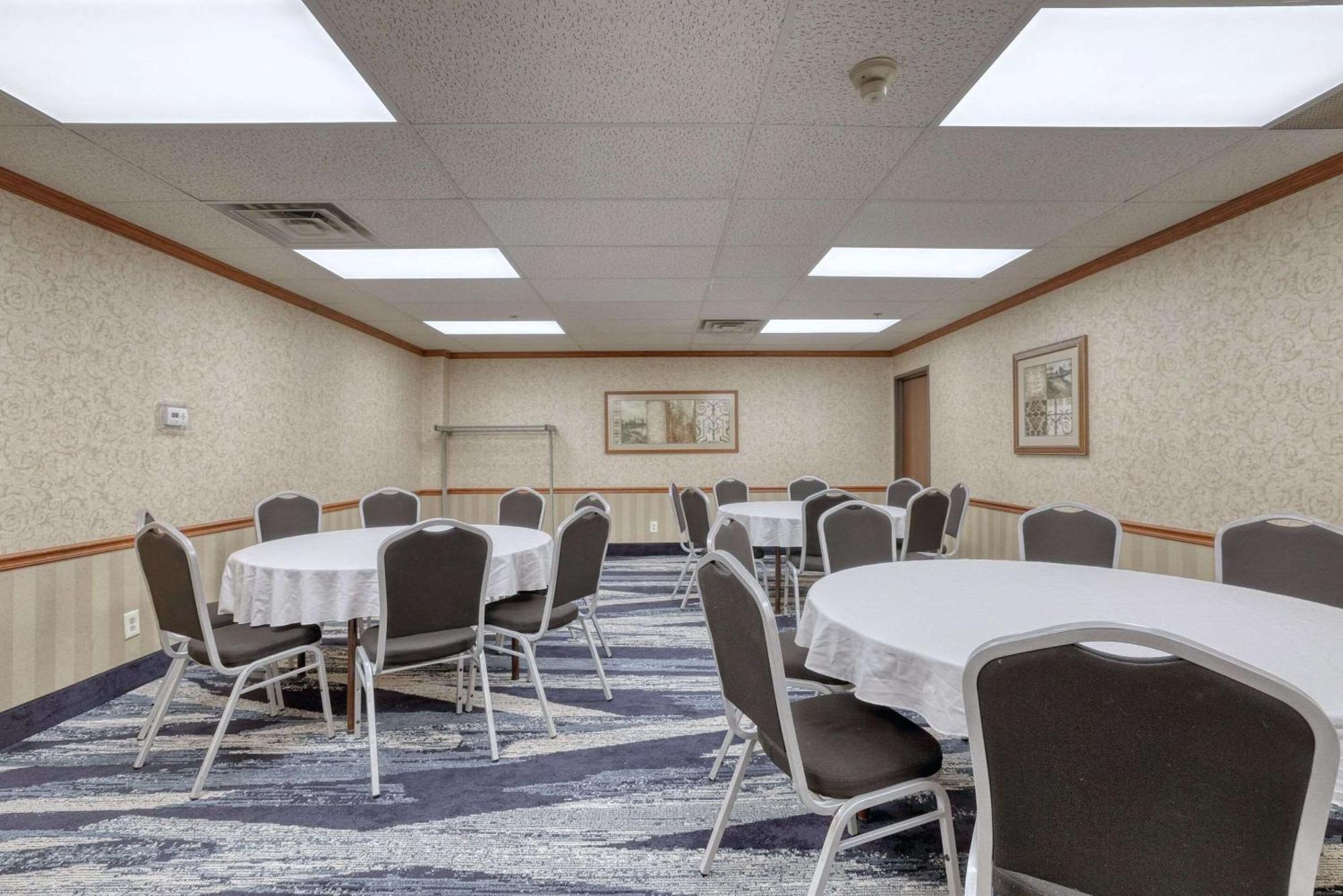 Comfort Suites Appleton Airport Eksteriør bilde